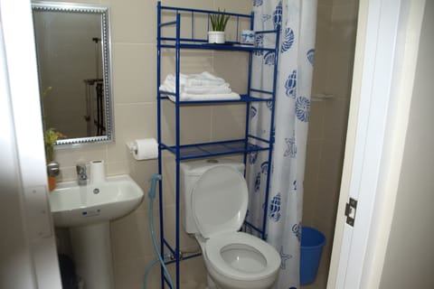 3 Bedroom House | Bathroom | Shower, free toiletries, hair dryer