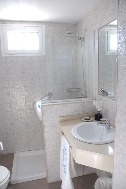 Standard Apartment, 1 Bedroom, Sea View | Bathroom | Hair dryer, towels