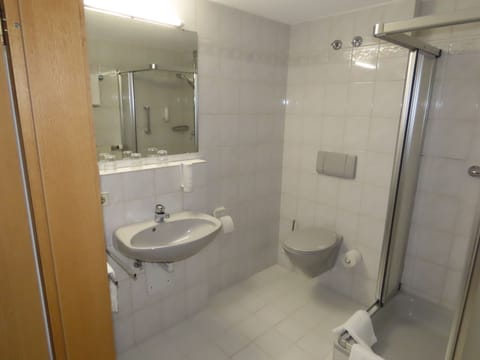 Classic Triple Room | Bathroom | Shower, free toiletries, hair dryer, towels