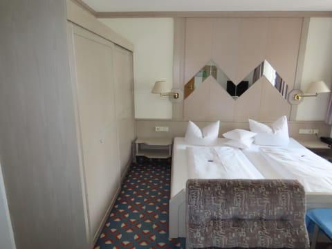 Classic Triple Room | Desk, blackout drapes, free WiFi, bed sheets