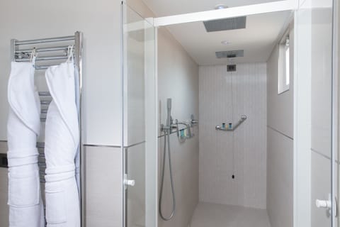 Deluxe Double or Twin Room, City View | Bathroom shower