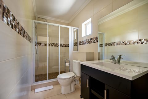 Family Room | Bathroom amenities | Shower, free toiletries, towels