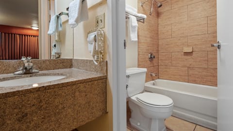 Combined shower/tub, free toiletries, hair dryer, towels