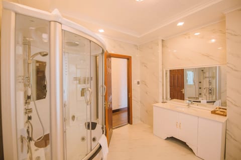 Suite, Connecting Rooms | Bathroom | Shower, free toiletries, hair dryer, bathrobes