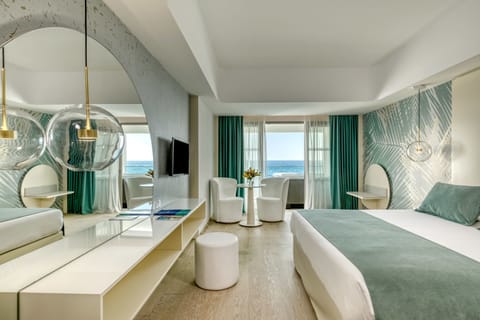 Junior Suite, Jetted Tub, Sea View | Premium bedding, minibar, in-room safe, soundproofing