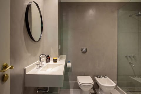 Studio Suite | Bathroom | Combined shower/tub, rainfall showerhead, free toiletries, hair dryer