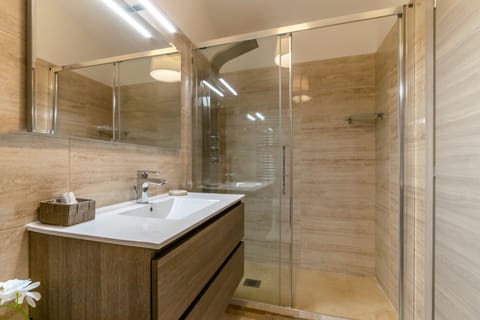 Junior Room, 1 Queen Bed, Non Smoking | Bathroom | Shower, free toiletries, hair dryer, bidet