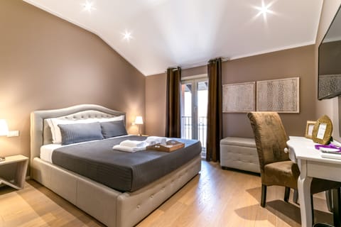 Deluxe Room, 1 Queen Bed, Non Smoking | Premium bedding, down comforters, memory foam beds, in-room safe