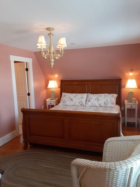 Double Room, 1 King Bed | 1 bedroom, individually decorated, iron/ironing board, free WiFi