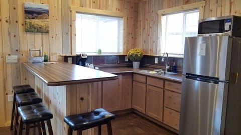 Cabin 7 | Private kitchenette | Full-size fridge, microwave, coffee/tea maker, toaster