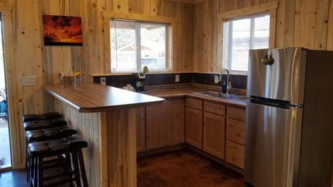 Cabin 6 | Private kitchenette | Full-size fridge, microwave, coffee/tea maker, toaster