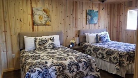 Cabin 10 | Individually decorated, individually furnished, free WiFi, bed sheets