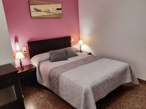 Double or Twin Room | Desk, free cribs/infant beds, free WiFi, bed sheets