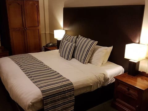 Basic Double Room, Ensuite | WiFi