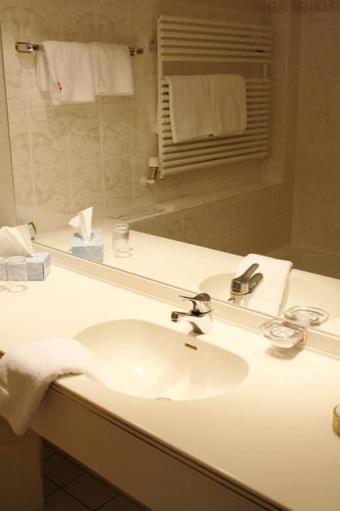 Exclusive Double Room | Bathroom | Free toiletries, hair dryer, towels