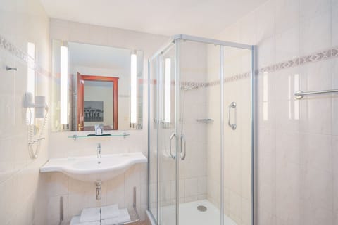 Comfort Studio | Bathroom | Shower, free toiletries, hair dryer, towels