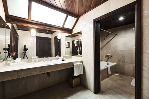 Executive Suite | Bathroom | Combined shower/tub, deep soaking tub, free toiletries, hair dryer