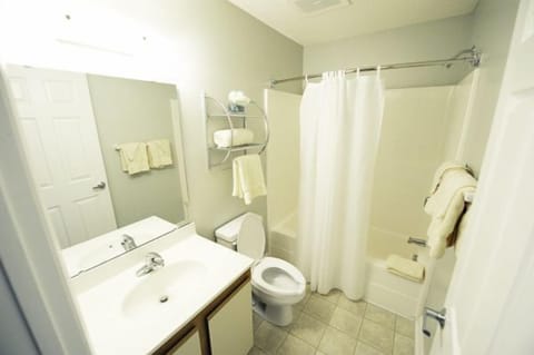 Standard Suite, 1 Queen Bed | Bathroom | Combined shower/tub, free toiletries, hair dryer, towels