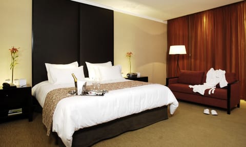 Standard Room, 1 King Bed, Pool View, Poolside | Minibar, in-room safe, desk, rollaway beds