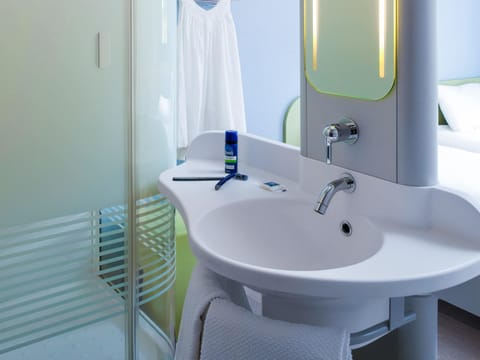 Triple Room, Multiple Beds | Desk, soundproofing, free WiFi, bed sheets