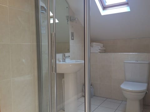 Double Room, Ensuite | Bathroom | Towels