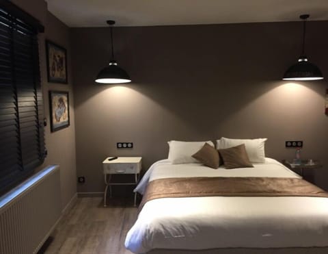 Double Room, Bathtub | Minibar, individually decorated, individually furnished, soundproofing