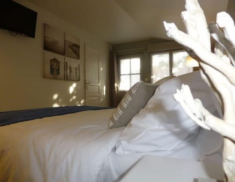 Double Room | Minibar, individually decorated, individually furnished, soundproofing