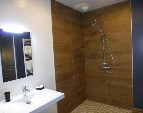 Deluxe Double Room (2 adults + 1 child) | Bathroom | Shower, bathrobes, towels