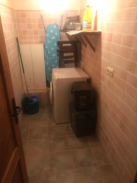 Shower, free toiletries, bidet, towels