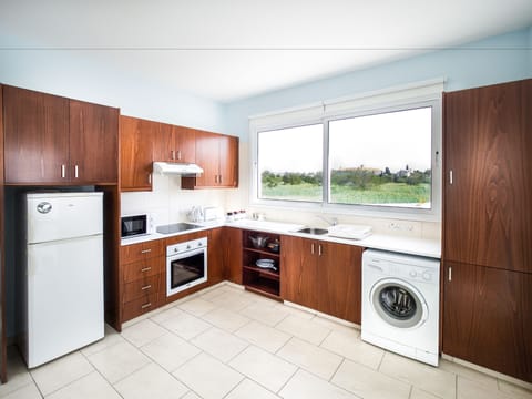 Comfort House, Non Smoking | Private kitchen | Full-size fridge, microwave, oven, stovetop