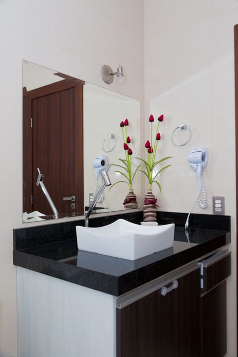 Executive Room, 1 Queen Bed, Non Smoking | Bathroom | Shower, free toiletries, hair dryer, bidet