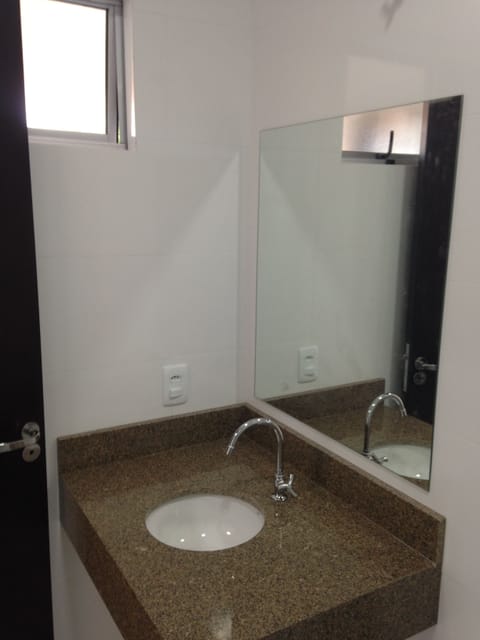 Executive Room, 1 Queen Bed, Non Smoking | Bathroom | Shower, free toiletries, hair dryer, bidet