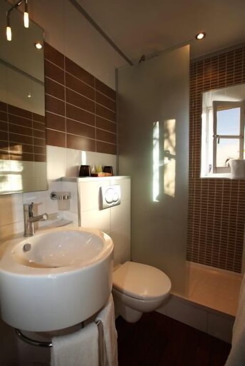 Classic Double or Twin Room | Bathroom | Rainfall showerhead, free toiletries, hair dryer, towels