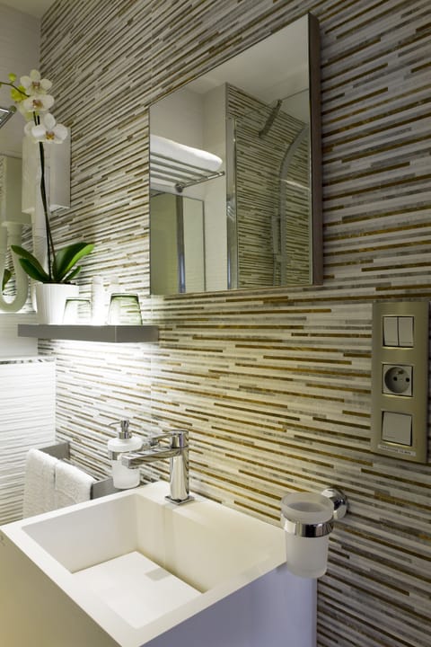 Classic Double or Twin Room | Bathroom shower