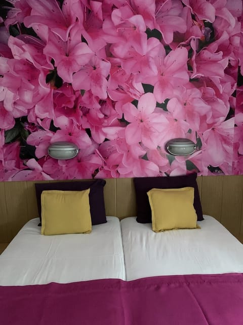 Twin Room | Desk, free cribs/infant beds, free WiFi, bed sheets
