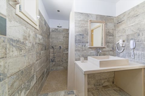 Standard Room | Bathroom | Shower, rainfall showerhead, free toiletries, hair dryer