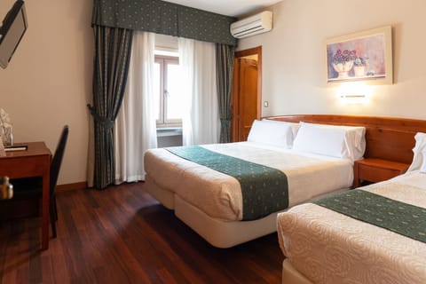 Triple Room | In-room safe, free WiFi, bed sheets