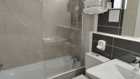 Superior Triple Room, Bathtub, Sea View | Bathroom | Free toiletries, hair dryer, towels, soap