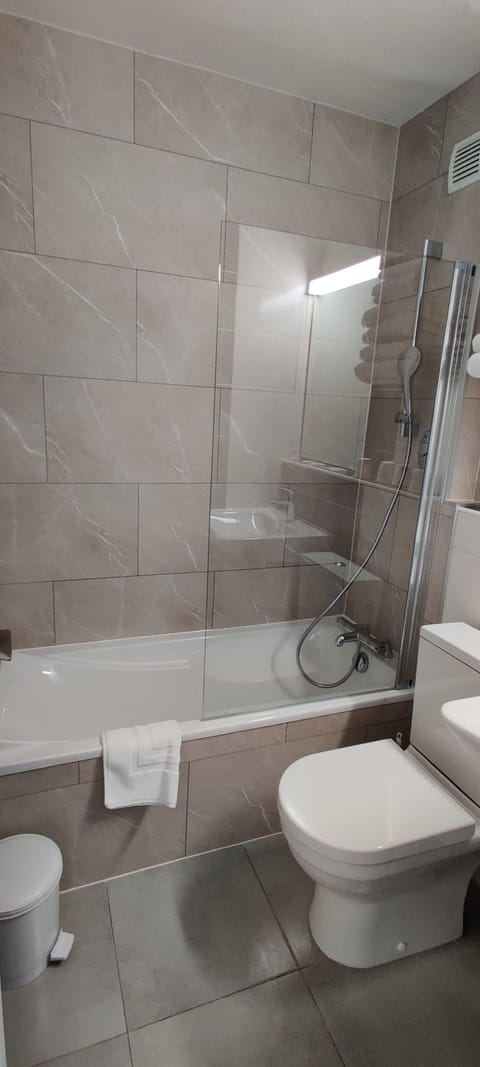 Superior Quadruple Room, Sea View | Bathroom | Free toiletries, hair dryer, towels, soap