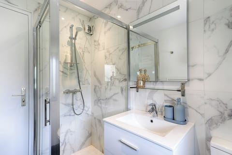 Superior Double Room (Shower) | Bathroom | Shower, towels