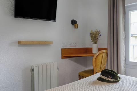 Superior Double Room (Shower) | 10 bedrooms, desk, iron/ironing board, free WiFi