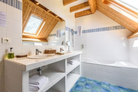 Junior Suite | Bathroom | Free toiletries, hair dryer, bathrobes, slippers