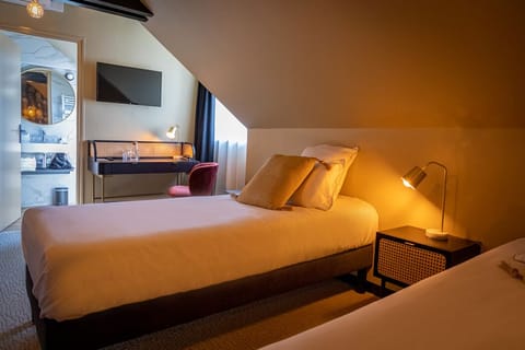 Family Quadruple Room | Desk, iron/ironing board, free cribs/infant beds, free WiFi