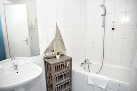 Single Room | Bathroom | Hair dryer, towels