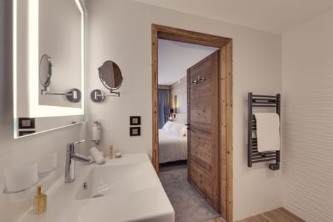 Junior Suite | Bathroom | Combined shower/tub, free toiletries, hair dryer, towels