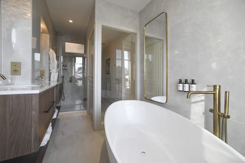 Junior Suite (Prestige) | Bathroom | Free toiletries, hair dryer, bathrobes, towels