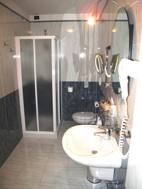 Comfort Triple Room | Bathroom | Combined shower/tub, free toiletries, hair dryer, bidet