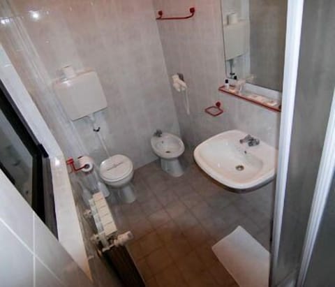 Economy Double Room | Bathroom | Shower, rainfall showerhead, free toiletries, hair dryer