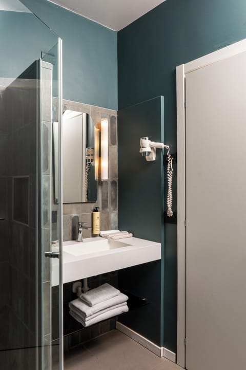 Superior Room, 1 Double Bed | Bathroom | Shower, hair dryer, slippers, bidet