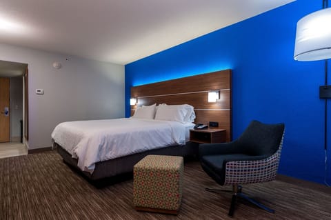 Standard Room, 1 King Bed | In-room safe, desk, laptop workspace, blackout drapes